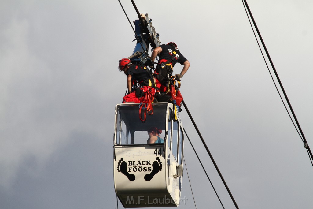 Koelner Seilbahn Gondel blieb haengen Koeln Linksrheinisch P586.JPG